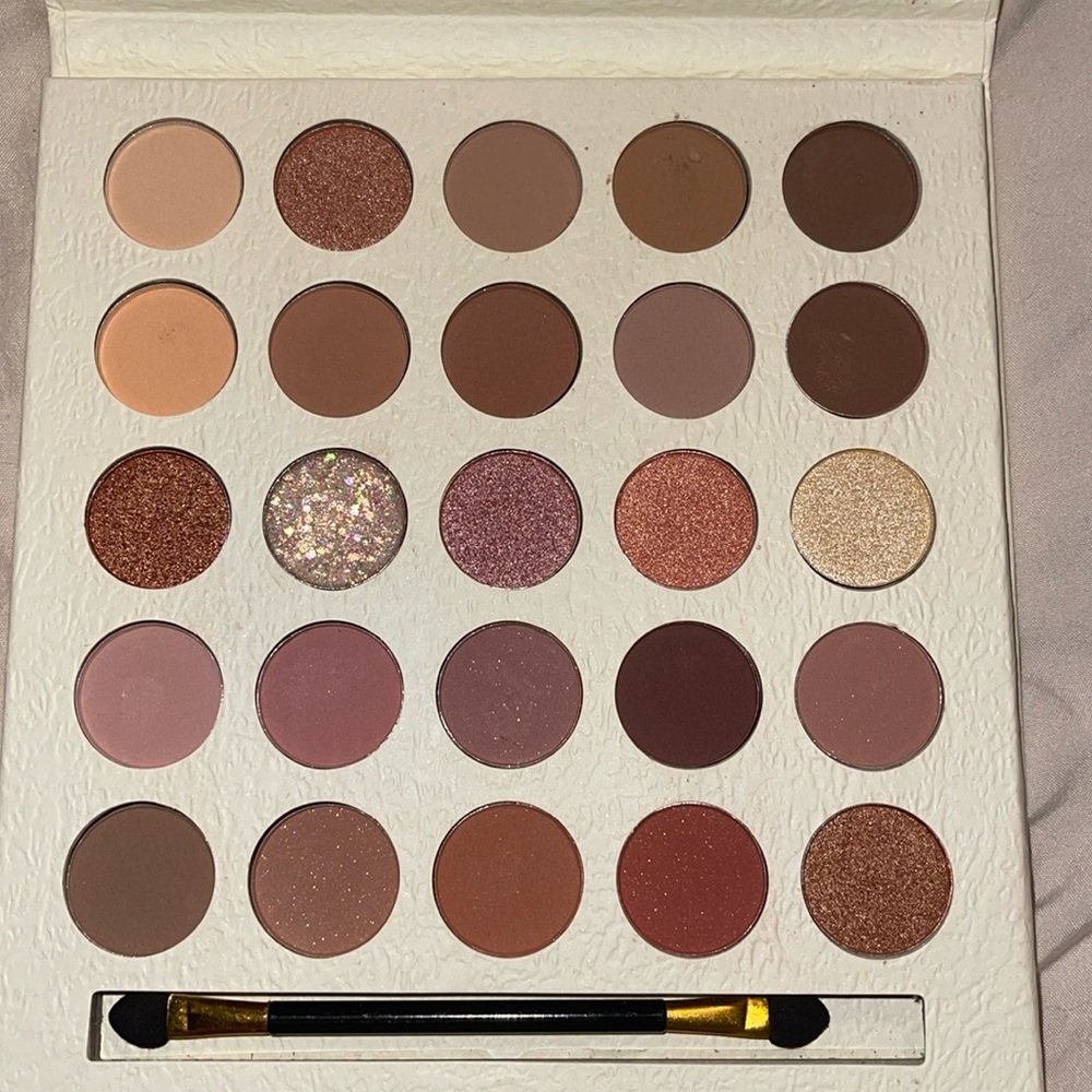 Never been used eye shadow pallet